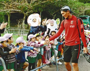 南国蹴球真っ盛り！沖縄サッカーキャンプ“最多22クラブ集結”