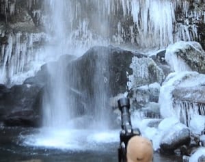 結氷きらめく夕日の滝