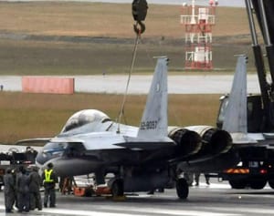 欠航など7800人超に影響…那覇空港の空自F15事故、離陸直前に脱輪