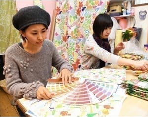 「沖縄を持ち歩く」日常を見つめ、描くー愛情と好奇心あふれる瞳の、テキスタイルデザイナーMIMURIさん