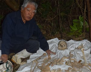 沖縄・八重瀬の壕から全身骨…日本兵か？発見者「遺族へ返したい」