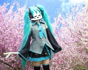 青髪ウィッグで大変身！写真館の本気コスプレ体験」