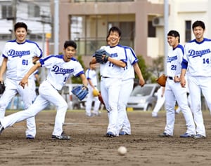 ヒーローに熱視線！プロ野球キャンプ始まる