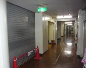 シャッター落下事故、書類送検　業過傷害容疑で教諭ら