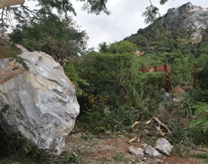 巨石滑落…あわや集落へー沖縄・名護、安和採石場