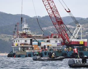 辺野古新基地でブロック投下