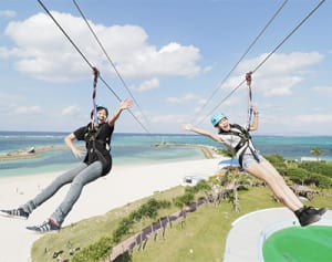 海の上“滑走”！沖縄・サンマリーナに体験施設オープン