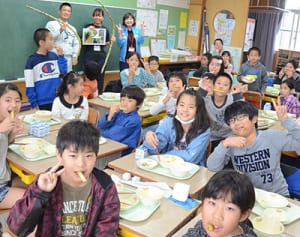 給食にサトウキビ、特産品を児童に紹介