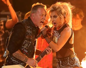 レディー・ガガ＆メタリカ、グラミー賞で致命的な機材トラブル