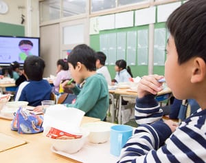 5年間学級閉鎖ナシの学校がインフル対策で行う“昼歯磨き”