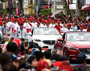 歓喜の赤、15000人祝福「今年は日本一に」広島東洋カープ、沖縄市でパレード