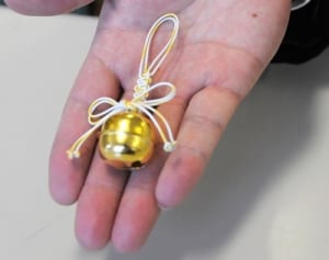 「電線」→「熊よけ鈴」で安心通学　児童らに5年間寄贈の企業に感謝状