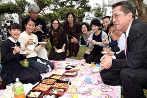 宮古島の恒例行事、入試会場に愛情弁当で親族揃ってエールを送る！