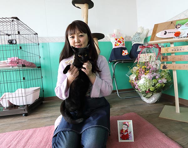 難病の息子抱える43歳主婦が始めた「保護猫カフェ」に密着