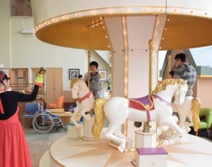 病院にメリーゴーラウンド　横浜、入院中の子どもたちが楽しむ