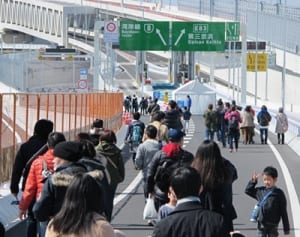 横浜北線の設備　9,400人歩いて見学
