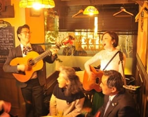 「流し」復活　笑いと涙の飲み屋街　藤沢