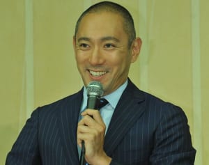 市川海老蔵　マッサージ機に花…麻央へ愛のプレゼント