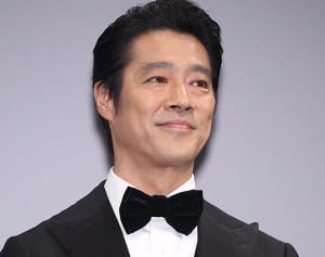 堤真一『佐江内氏』打ち上げで“鬼嫁”小泉今日子に熱烈ハグ