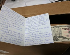 スターバックスで失礼な態度を取った客、謝罪の手紙と50ドルを持って再訪