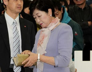 小池都知事、私物財布が「金運最強」と風水ライター