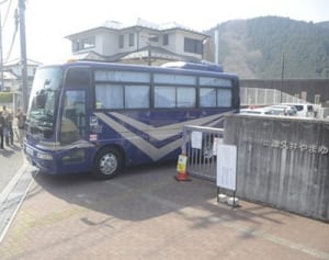 「また帰る」願い胸に　やまゆり園入所者の仮移転始まる