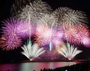 「日本で一番早い夏の大花火」沖縄の琉球海炎祭で夜空舞う１万発の花