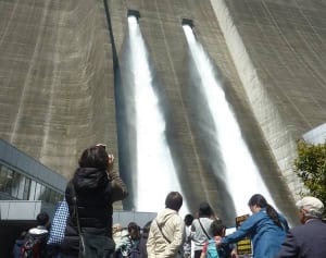 落差70メートルの観光放流が人気　宮ケ瀬ダム
