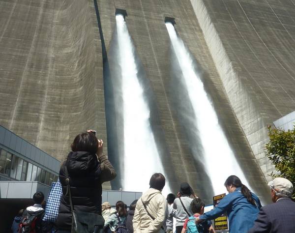 落差70メートルの観光放流が人気　宮ケ瀬ダム