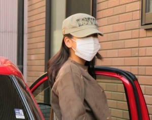 浅田真央 胸中告白！母の墓前に捧げた「赤いバラの花束」