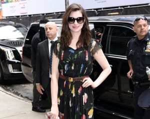 アン・ハサウェイ、テレビ出演に選んだ衣装は1,600円