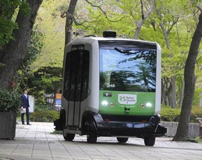 動物たちも驚く？無人運転バス発進　横浜市とDeNAが実証実験