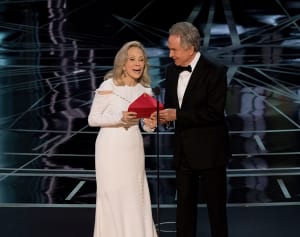 悪夢のアカデミー賞言い間違い事件　フェイ・ダナウェイが初めて口を開く