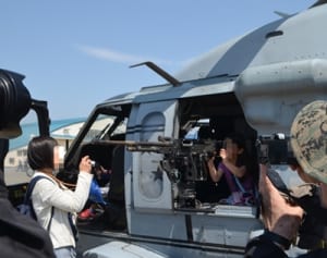 銃器、市民に「体験」 大和、綾瀬市抗議し中断