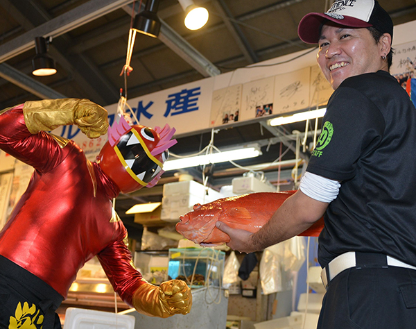 沖縄の新ご当地ヒーロー「お魚戦隊デーラカージャー」魚の魅力をアピール！