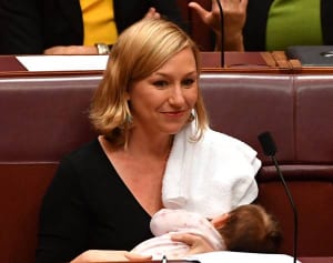オーストラリアの上院議員、“議事堂で授乳”する先駆けに