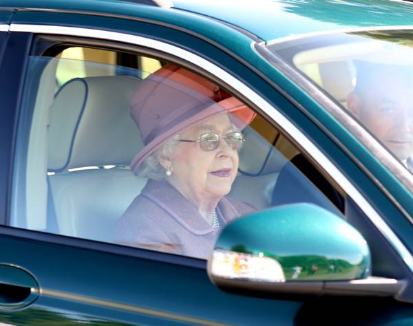 91歳でジャガーを運転するエリザベス女王が免許を持っていない理由