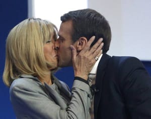 マクロン大統領 両親の”交際反対”に64歳夫人が流した涙