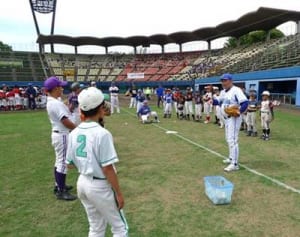 元プロ野球選手が児童ら熱血指導　平塚