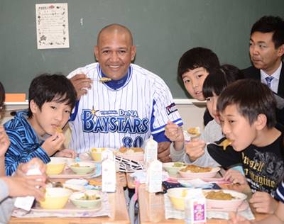 ラミレス監督らとベイ特製カレー頬張る　横浜の子供たちが給食で