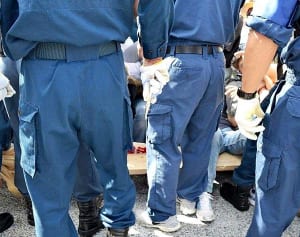 辺野古で市民排除にはさみ　沖縄県警もみ合う中ひも切断