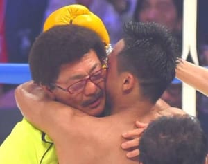 比嘉 世界王者に　師弟、涙の抱擁「わんもカンムリワシないん」会長の名ぜりふ口に