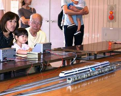 走れ！手作り新幹線　横須賀鉄道模型同好会、作品を公開運転