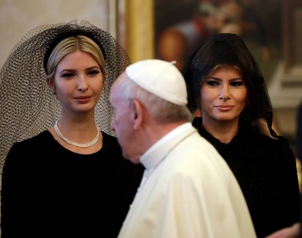ローマ法王との会談、メラニアとイヴァンカが黒いベールを着用した理由とは