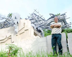 これが墓！？まるでSFの世界　彫刻家魂と家族への思い込め　沖縄の地に眠る両親へ