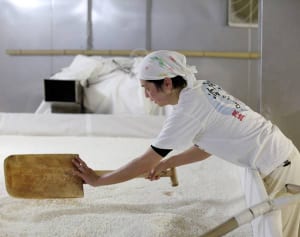 伏見の酒蔵率いる42歳ママ杜氏「子育てと酒造りは似ている」