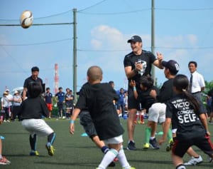ラグビー、マッコウ勝負を　元NZ主将、子ども指導　横浜市