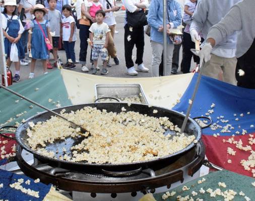 巨大鉄鍋でポップコーン　ものづくりを体感　JFEで祭り　川崎市