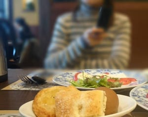 4人以上の会話が苦手…“席の位置”変えれば直るんです！