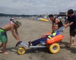 車いすでの海水浴支えよう　ボランティア募集　鎌倉・材木座